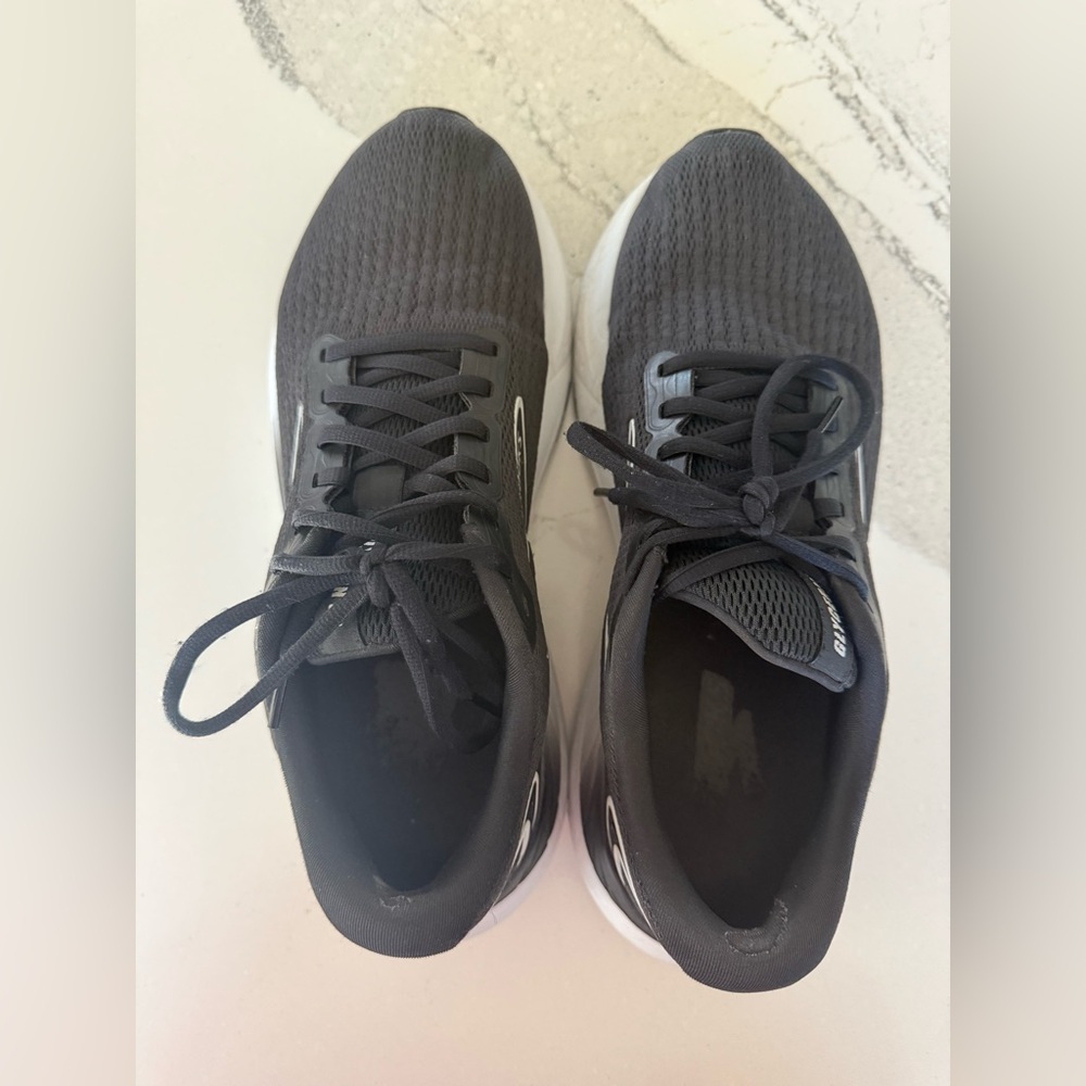 Brooks women’s glycerin 21 Black/White Athletic Shoes 10.5